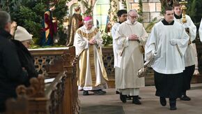 Weihbischof und Domdechant Prof. Dr. Karlheinz Diez predigt am Hochfest Erscheinung des Herrn im Fuldaer Dom über die Hoffnungsbotschaft in Zeiten von Krieg und Krise: Gott weist Wege zum Frieden. Foto: Bistum Fulda / Dr. A. Müller