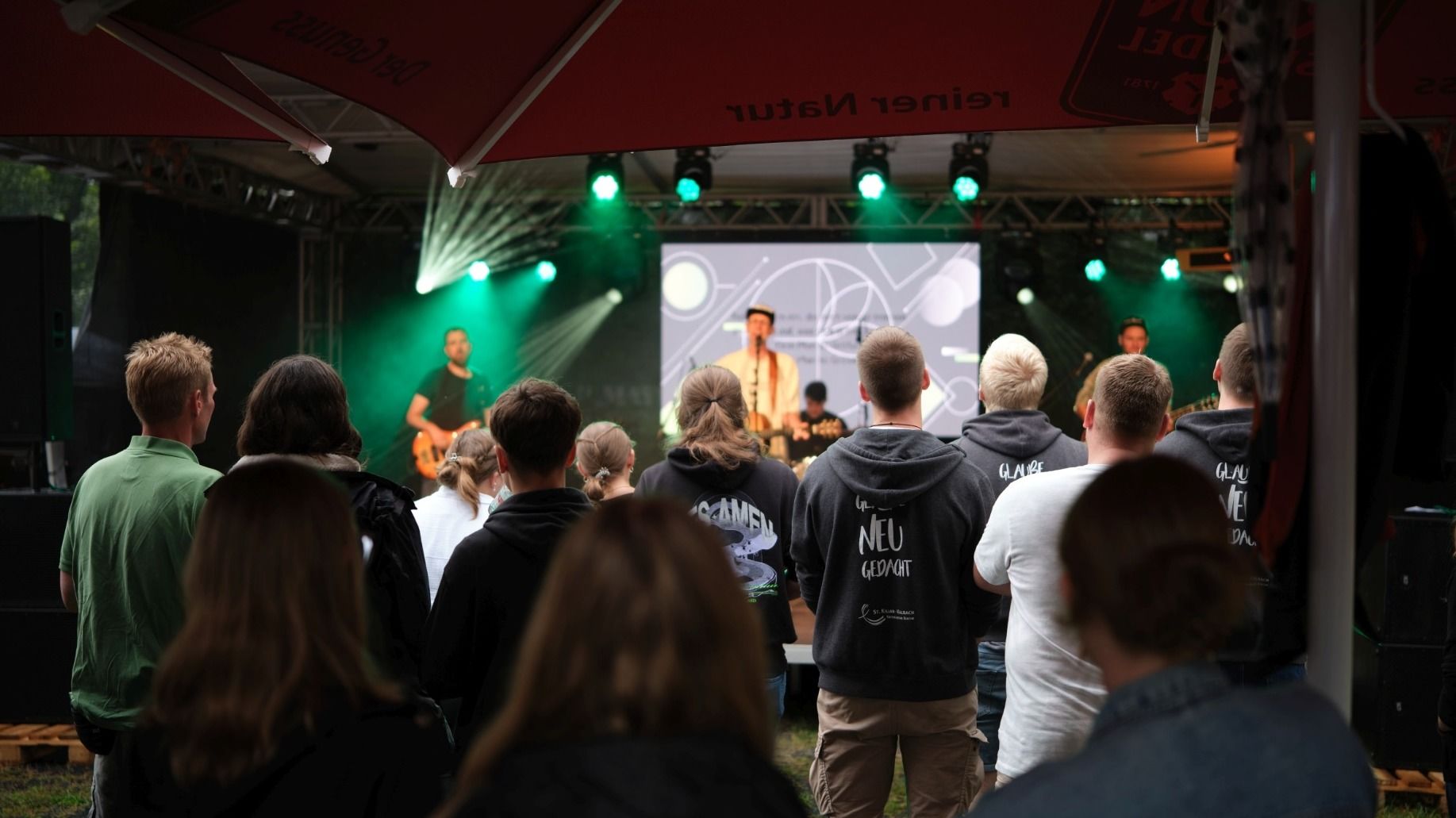 Im Klosterpark in Hünfeld haben etwa 200 junge Christinnen und Christen aus dem ganzen Bistum Fulda ein inspirierendes Jugendfestival gefeiert. Konzerte bildeten einen wichtigen Bestandteil von „Praise im Park“. Foto: Bistum Fulda