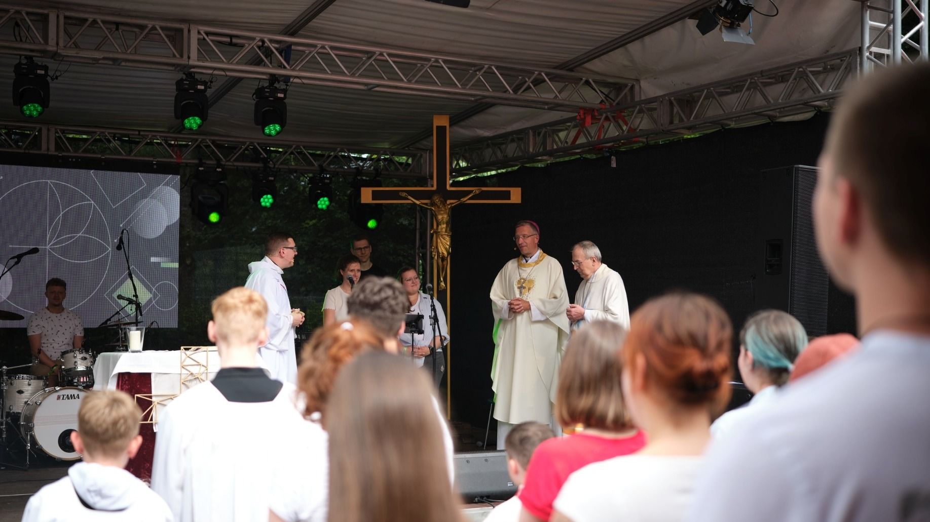Während des Jugendfestivals „Praise im Park“ feierte Bischof Dr. Michael Gerber einen Gottesdienst im Klosterpark in Hünfeld. Foto: Bistum Fulda  