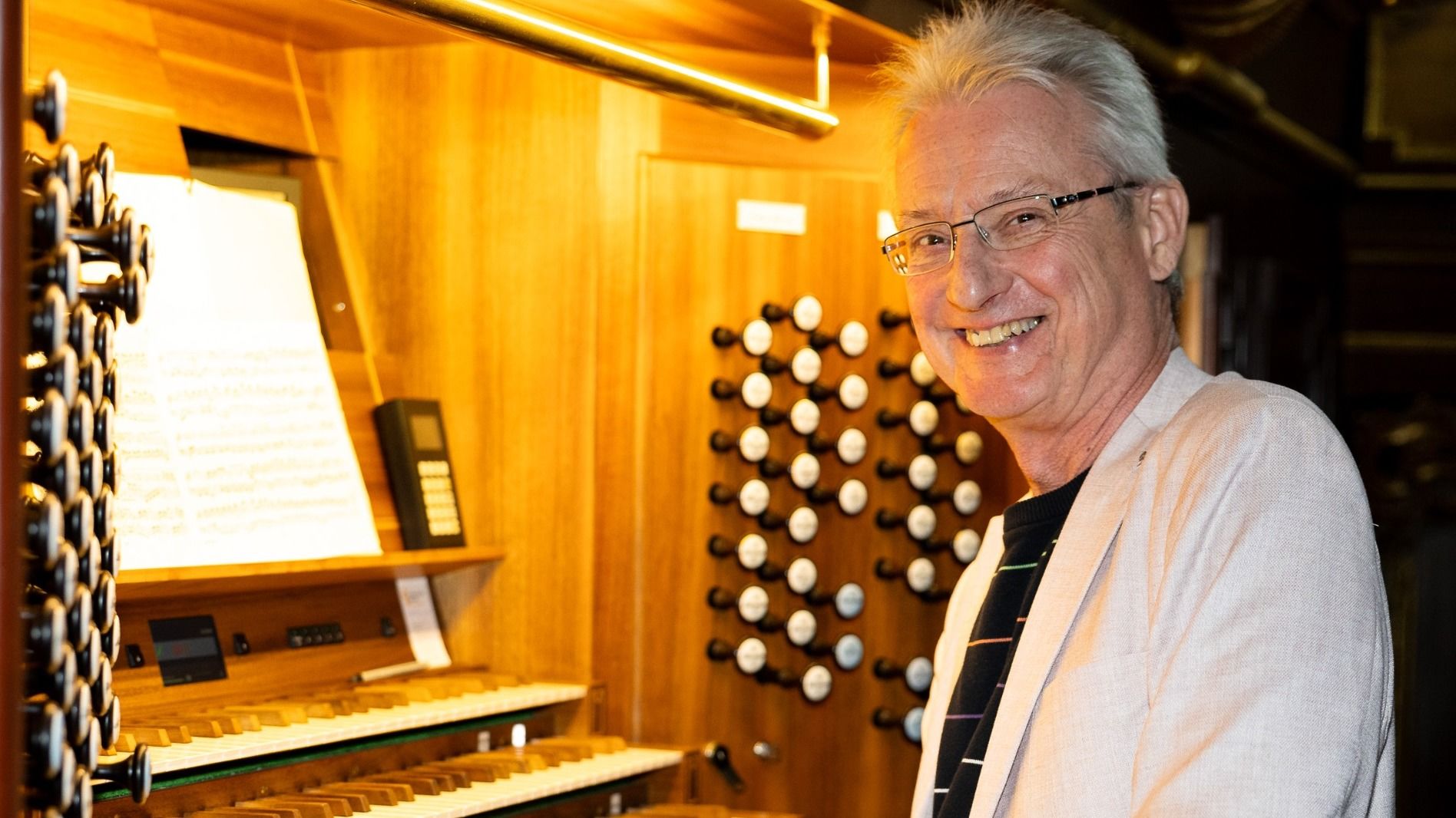 Prof. Hans-Jürgen Kaiser an der Domorgel im Fuldaer Dom. Foto: Bistum Fulda / Burkhard Beintken