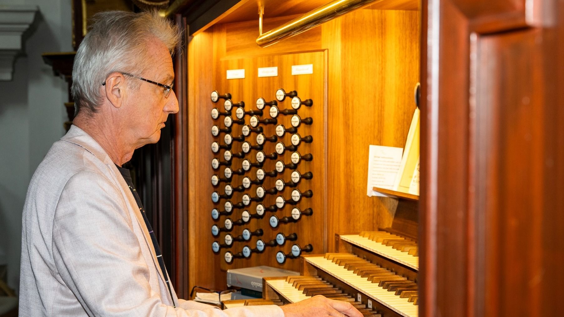 Prof. Hans-Jürgen Kaiser an der Domorgel im Fuldaer Dom. Foto: Bistum Fulda / Burkhard Beintken