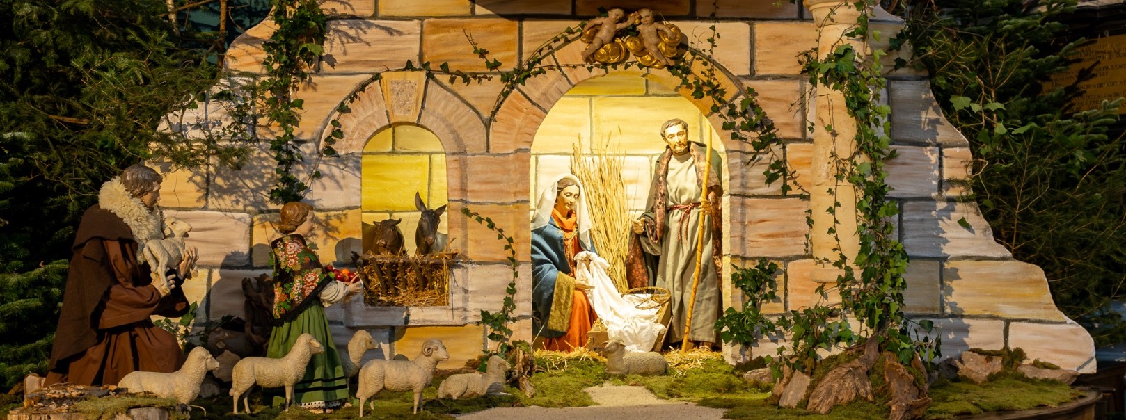 Vorfreude auf Weihnachten und den Jahreswechsel im Fuldaer Dom: Die detailreiche Krippe wartet auf die Ankunft des Jesuskindes. Besuchen Sie die festliche Szene und erleben Sie die besondere Atmosphäre der Weihnachtszeit in der Kathedralkirche des Bistums Fulda. Fotos (Archiv): Bistum Fulda / Burkhard Beintken