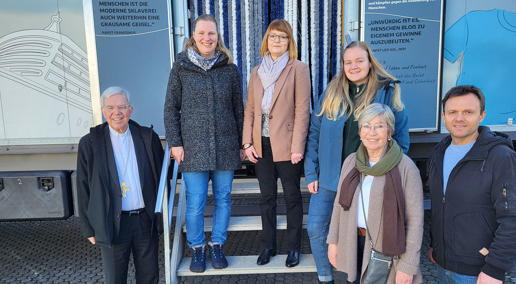 Beim Besuch des missio-Trucks: Weihbischof Prof. Dr. Karlheinz Diez, Referentin Silvia Köhler, Schulleiterin Bianka Roth, missio-Honorarkraft Leonie Willers, Religionslehrerin Bettina Faber-Ruffing und stellvertretender Schulleiter Thomas Götz (von links).