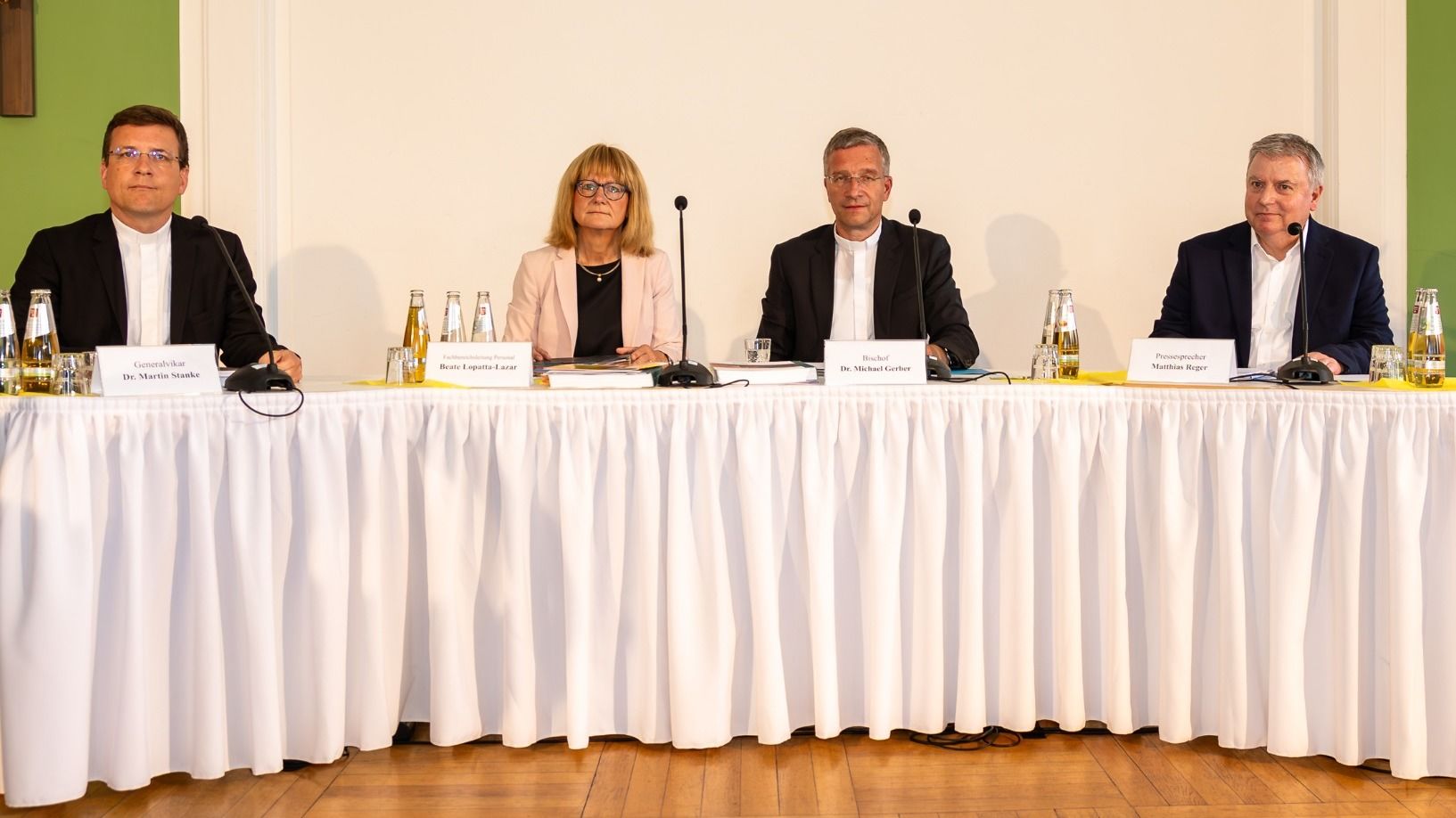 Mit einem klaren Bekenntnis zu Verantwortung und Transparenz reagierten Generalvikar Dr. Martin Stanke, Personalleiterin Beate Lopatta-Lazar und Bischof Dr. Michael Gerber (v. l.) auf den Abschlussbericht der Unabhängigen Kommission. Sie zeigten sich tief erschüttert über das dokumentierte Leid und kündigten konkrete Schritte zur strukturellen Veränderung an. Pressesprecher Matthias Reger (r.) moderierte das Gespräch. Foto: Bistum Fulda / Burkhard Beintken 