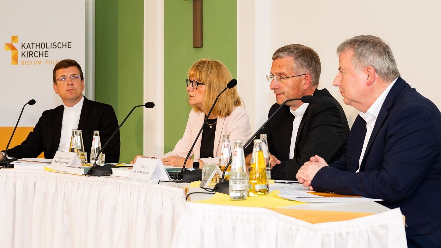 Mit einem klaren Bekenntnis zu Verantwortung und Transparenz reagierten Generalvikar Dr. Martin Stanke, Personalleiterin Beate Lopatta-Lazar und Bischof Dr. Michael Gerber (v. l.) auf den Abschlussbericht der Unabhängigen Kommission. Sie zeigten sich tief erschüttert über das dokumentierte Leid und kündigten konkrete Schritte zur strukturellen Veränderung an. Pressesprecher Matthias Reger (r.) moderierte das Gespräch. Foto: Bistum Fulda / Burkhard Beintken 