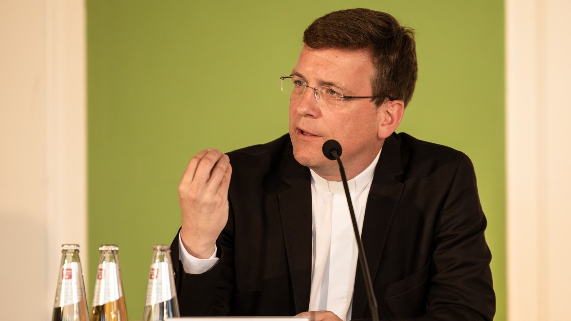 Generalvikar Dr. Martin Stanke sprach von „tiefem Erschüttern“ und forderte eine neue Kultur des Leitens und Entscheidens. Er kündigte die Einrichtung einer Fachstelle für Prävention, Intervention und Aufarbeitung an. Foto: Bistum Fulda / Burkhard Beintken