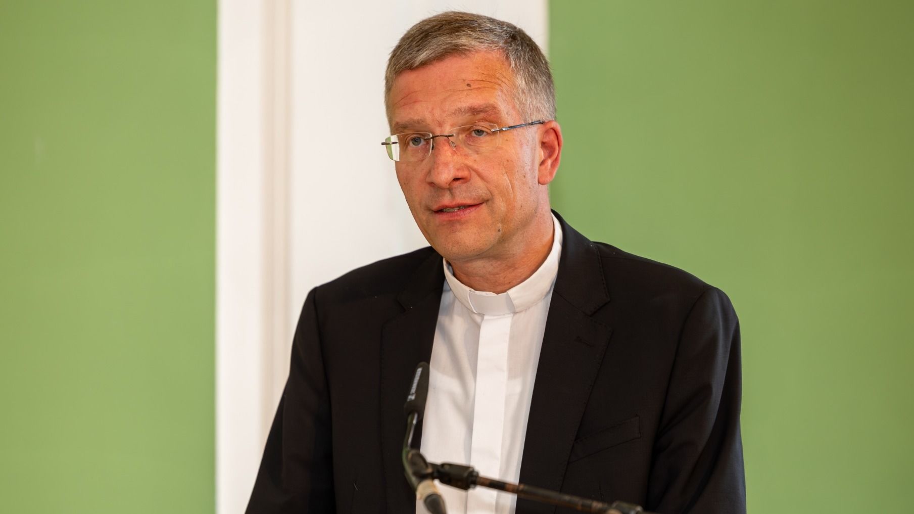 Bischof Dr. Michael Gerber unterstrich seinen Einsatz für eine glaubwürdige Aufarbeitung und Veränderung. Die im Bericht dokumentierten strukturellen Versäumnisse seien ein Auftrag, dem sich die Kirche heute mit Verantwortung und Entschlossenheit stellen müsse. Foto: Bistum Fulda / Burkhard Beintken