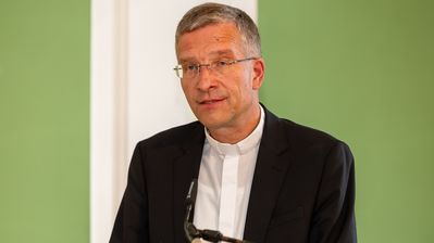 Bischof Dr. Michael Gerber unterstrich seinen Einsatz für eine glaubwürdige Aufarbeitung und Veränderung. Die im Bericht dokumentierten strukturellen Versäumnisse seien ein Auftrag, dem sich die Kirche heute mit Verantwortung und Entschlossenheit stellen müsse. Foto: Bistum Fulda / Burkhard Beintken