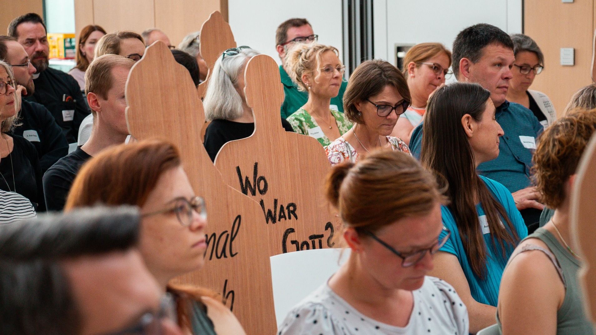 Fachtag Prävention Silhouetten: Unter den Teilnehmenden standen auch Silhouetten, wie sie aktuell auch in der Fuldaer Stadtpfarrkirche zu sehen sind.