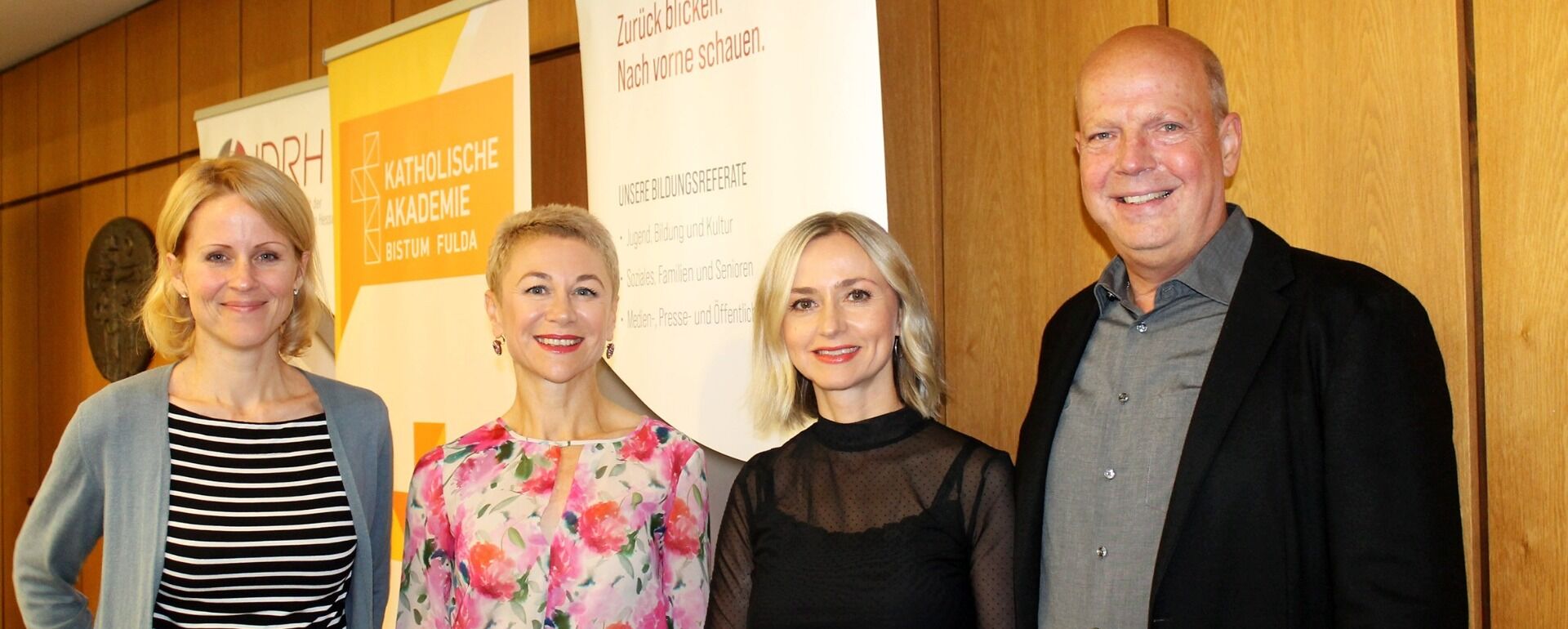 Beteiligte des Akademieabends (v. l.): Nathalie Burg von der Hessischen Landeszentrale für politische Bildung, Albina Nazarenus-Vetter von der Interessengemeinschaft der Deutschen aus Russland in Hessen, Autorin Ira Peter und Akademiedirektor Gunter Geiger. 